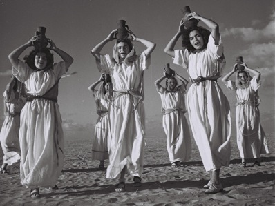 The Water Dance performed by members of Kibbutz     Urim, 1947 (Kluger Zoltan, Government Press Office. CC BY-NC-SA 2.0).