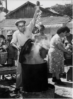 Preparing for Passover in Tel Aviv, 1950 (Hans Pinn,     Government Press Office. CC BY-NC-SA 2.0).