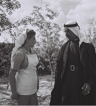 Member of a kibbutz in conversation with an Arab     neighbour, 1947 (Pinn Hans, Government Press Office. CC BY-NC-SA 2.0).